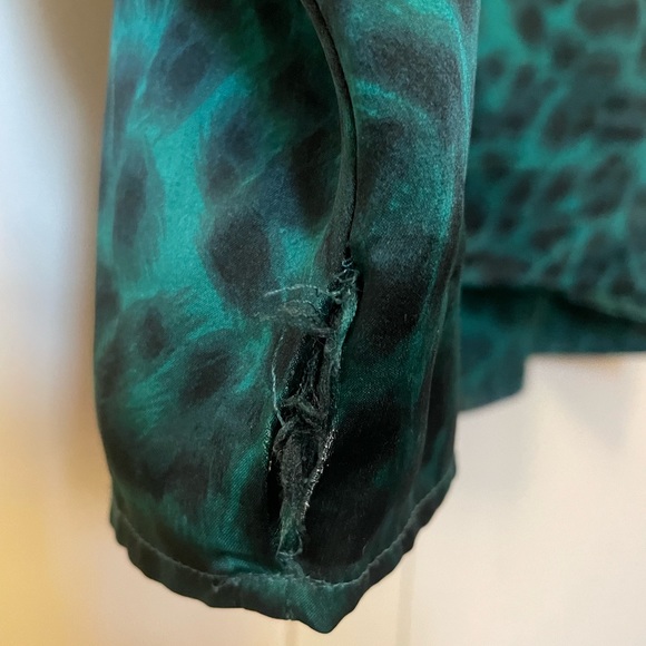 100% Silk, vintage joie blouse. Size M, Animal print, flowy short sleeve. - Picture 5 of 6